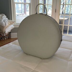 Vintage American Tourister Round Travel Luggage White Suitcase 20" No Key